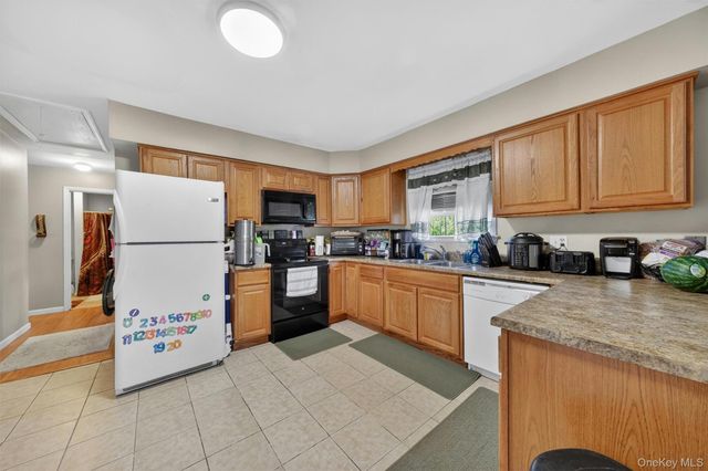 27-28 Williamsburg Drive, Newburgh, NY 12550