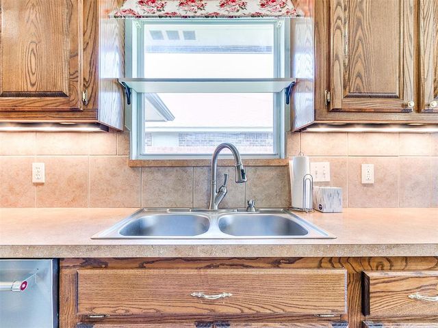 721 EASTVIEW Drive, Yukon, OK 73099