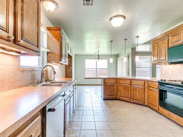 721 EASTVIEW Drive, Yukon, OK 73099