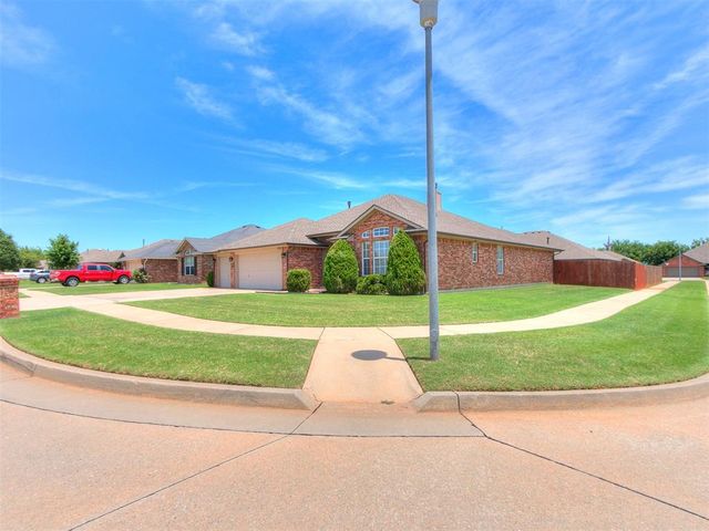 721 EASTVIEW Drive, Yukon, OK 73099