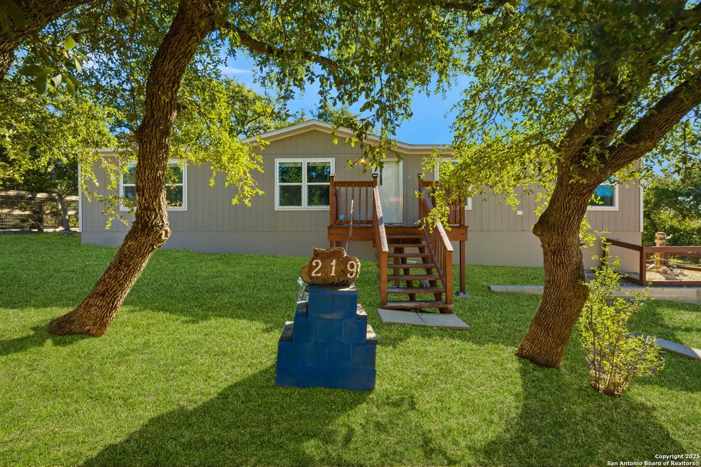 219 Private Road 1523, Bandera, TX 78003