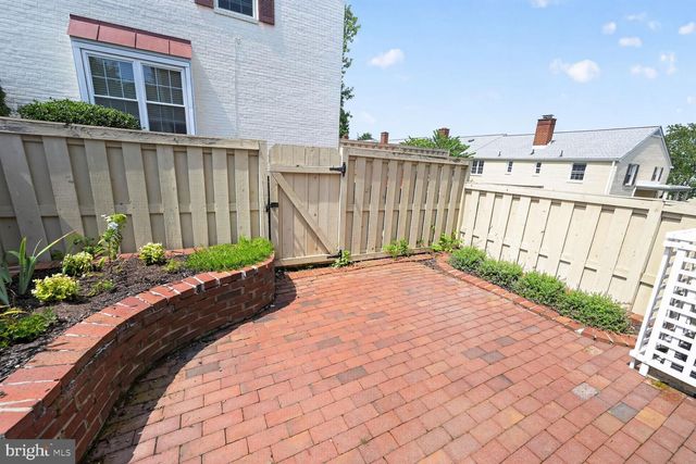 2306 N DEARING ST, Alexandria, VA 22302