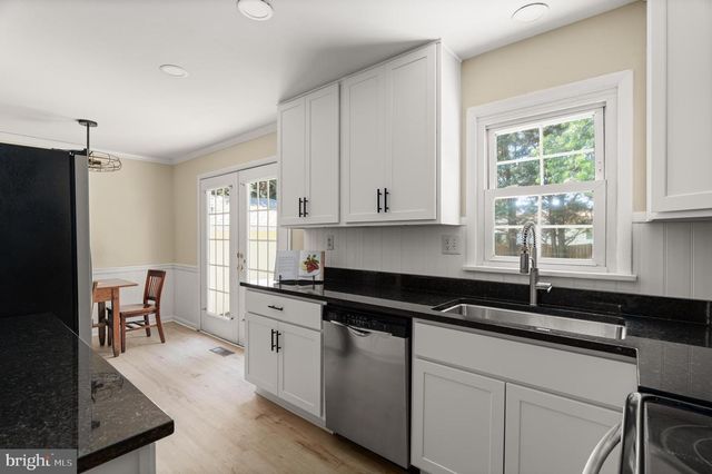 100 HUNTCREST CIR, Winchester, VA 22602