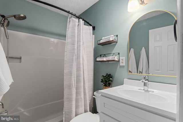 100 HUNTCREST CIR, Winchester, VA 22602