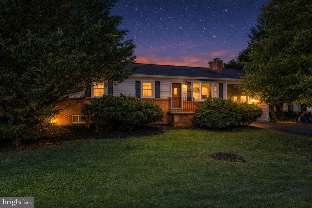 100 HUNTCREST CIR, Winchester, VA 22602