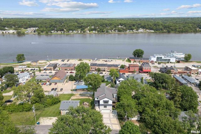 223 N 2ND Street, Le Claire, IA 52753