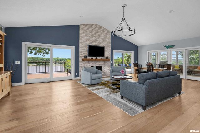 223 N 2ND Street, Le Claire, IA 52753