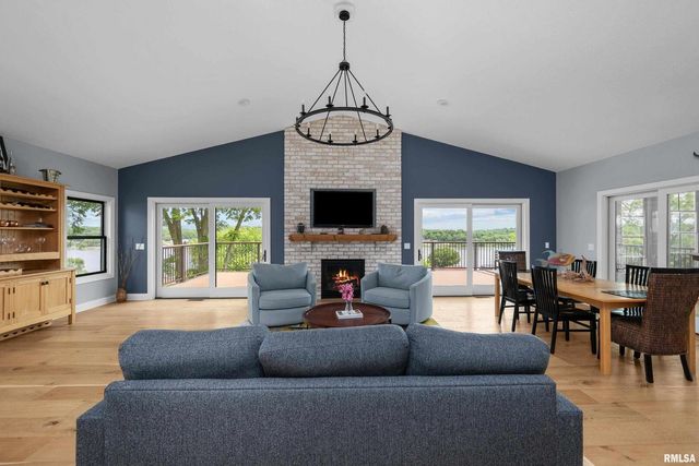 223 N 2ND Street, Le Claire, IA 52753