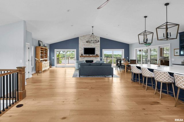 223 N 2ND Street, Le Claire, IA 52753