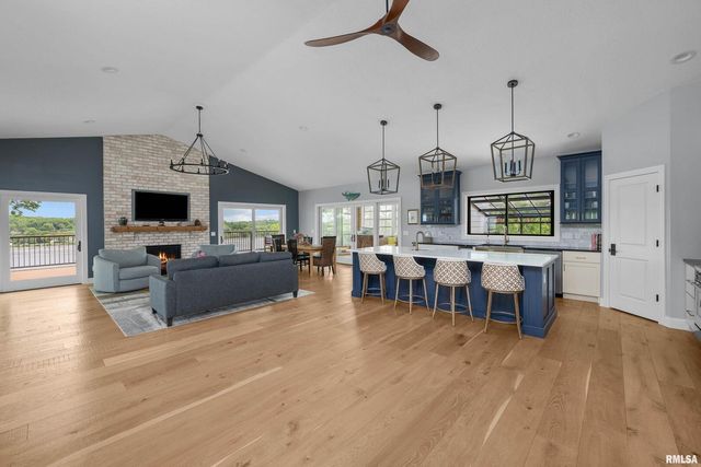 223 N 2ND Street, Le Claire, IA 52753