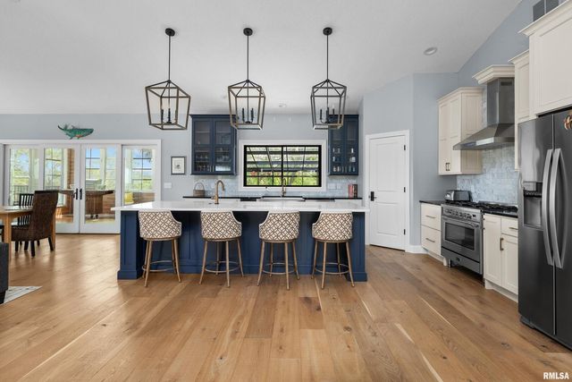 223 N 2ND Street, Le Claire, IA 52753