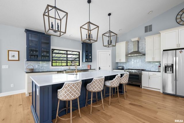 223 N 2ND Street, Le Claire, IA 52753