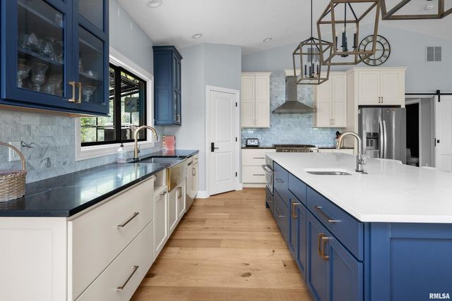 223 N 2ND Street, Le Claire, IA 52753