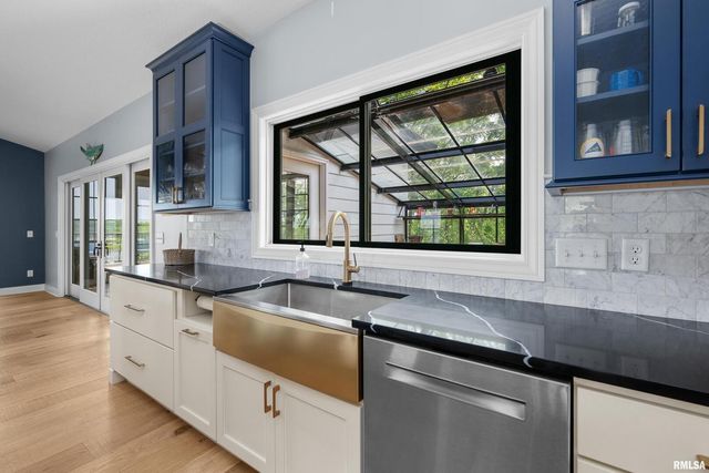 223 N 2ND Street, Le Claire, IA 52753