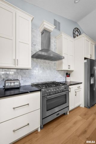 223 N 2ND Street, Le Claire, IA 52753