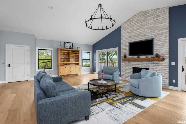 223 N 2ND Street, Le Claire, IA 52753