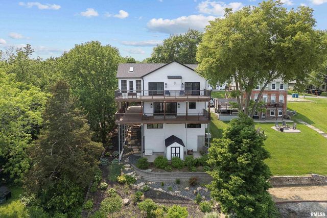 223 N 2ND Street, Le Claire, IA 52753