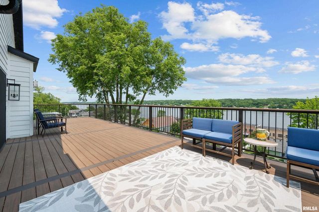 223 N 2ND Street, Le Claire, IA 52753