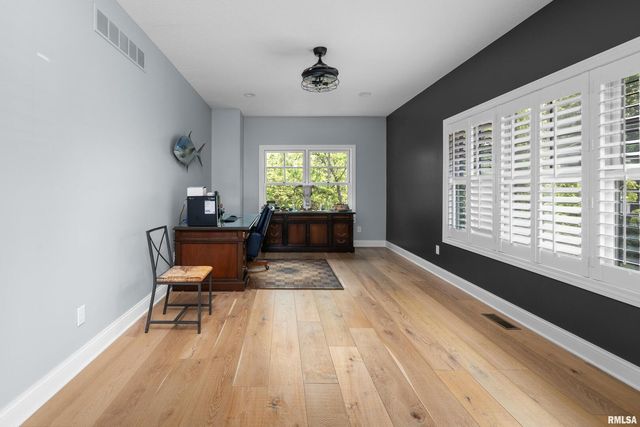 223 N 2ND Street, Le Claire, IA 52753