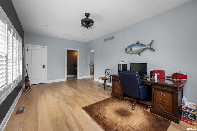 223 N 2ND Street, Le Claire, IA 52753