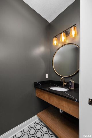 223 N 2ND Street, Le Claire, IA 52753