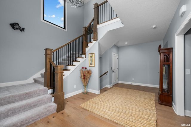 223 N 2ND Street, Le Claire, IA 52753