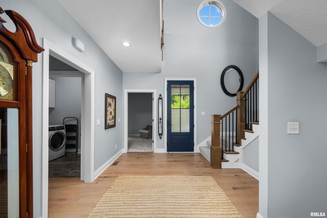 223 N 2ND Street, Le Claire, IA 52753