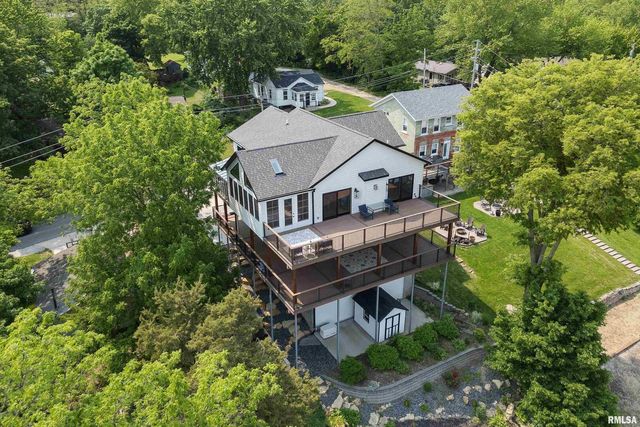 223 N 2ND Street, Le Claire, IA 52753