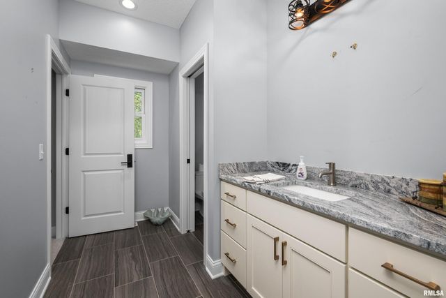 223 N 2ND Street, Le Claire, IA 52753