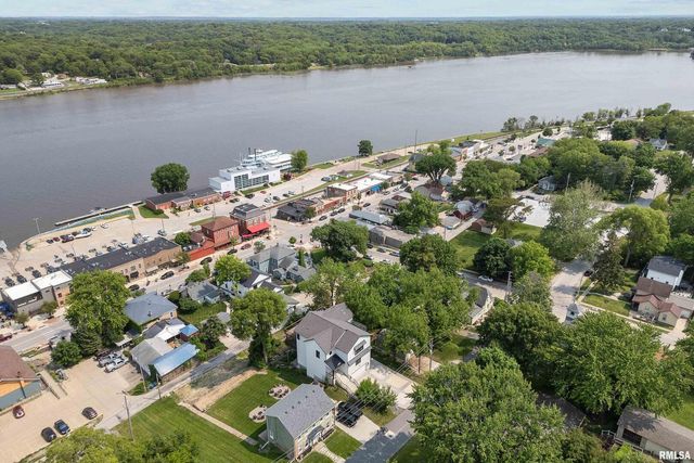 223 N 2ND Street, Le Claire, IA 52753