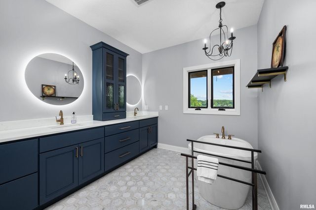 223 N 2ND Street, Le Claire, IA 52753