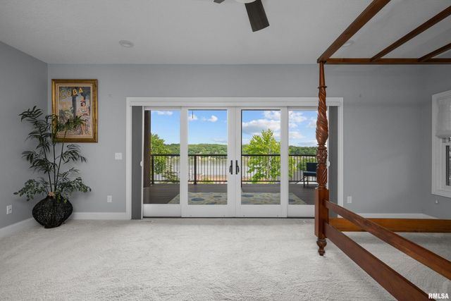 223 N 2ND Street, Le Claire, IA 52753