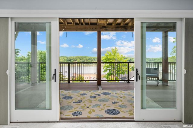 223 N 2ND Street, Le Claire, IA 52753