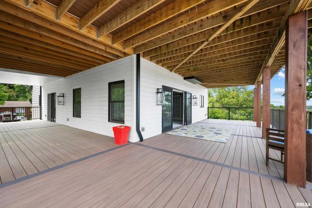 223 N 2ND Street, Le Claire, IA 52753