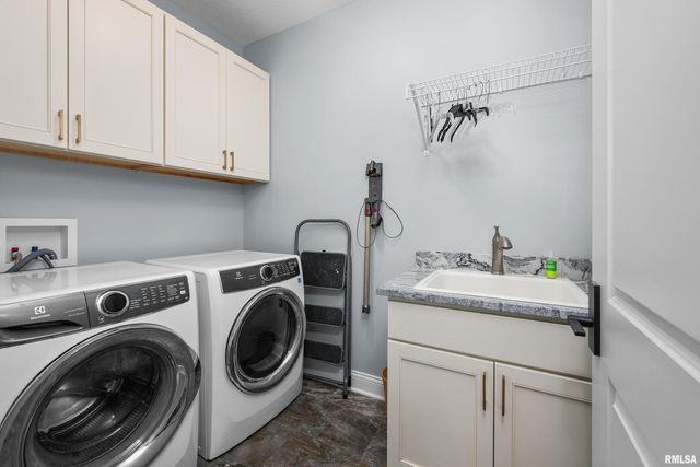 223 N 2ND Street, Le Claire, IA 52753