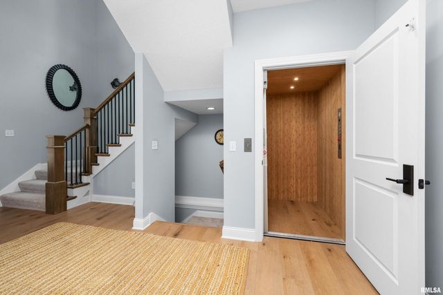 223 N 2ND Street, Le Claire, IA 52753