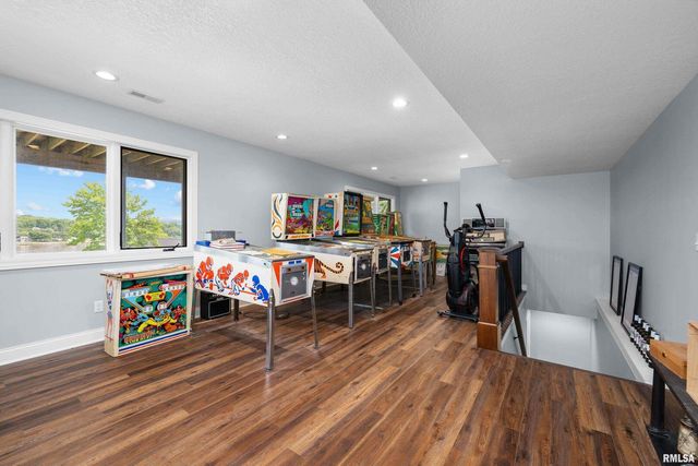 223 N 2ND Street, Le Claire, IA 52753