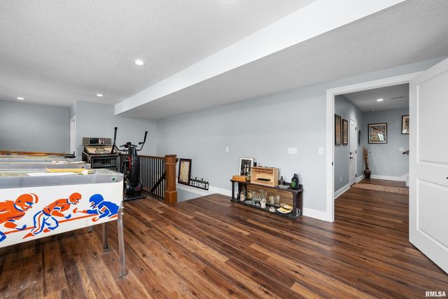 223 N 2ND Street, Le Claire, IA 52753