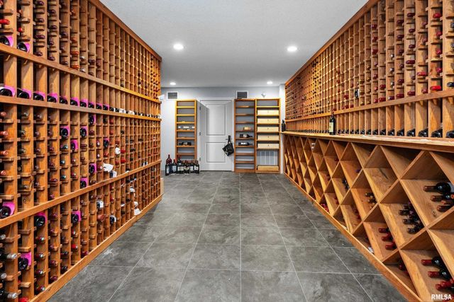 223 N 2ND Street, Le Claire, IA 52753