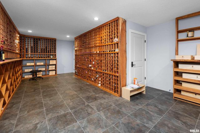 223 N 2ND Street, Le Claire, IA 52753