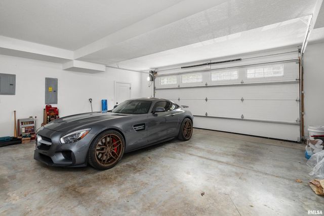 223 N 2ND Street, Le Claire, IA 52753