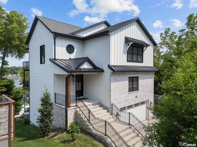 223 N 2ND Street, Le Claire, IA 52753