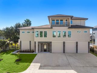 1303 Oahu Drive, Tiki Island, TX 77554