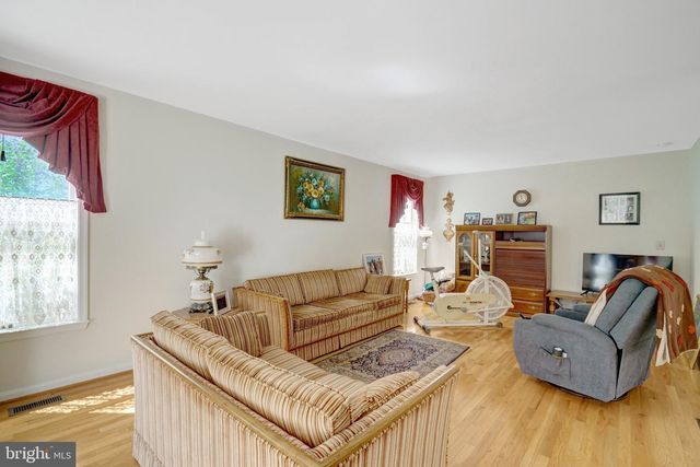 7520 WALNUT HILL LN, Falls Church, VA 22042