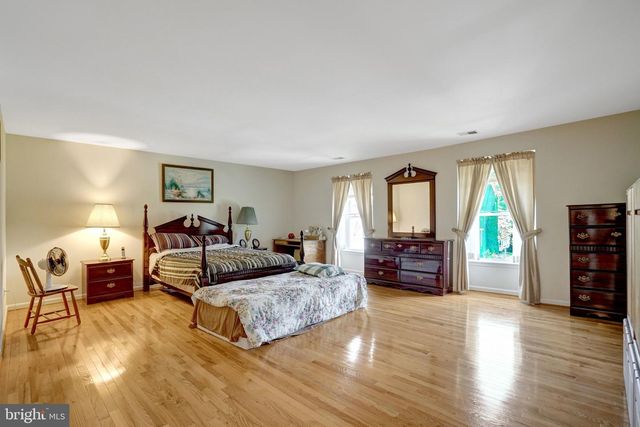 7520 WALNUT HILL LN, Falls Church, VA 22042