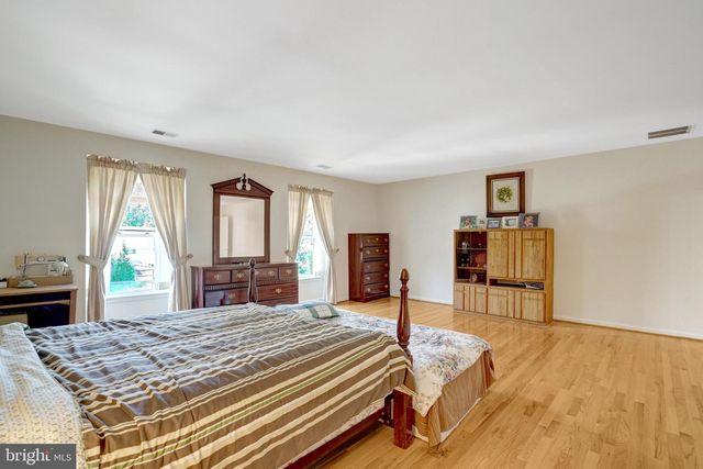 7520 WALNUT HILL LN, Falls Church, VA 22042