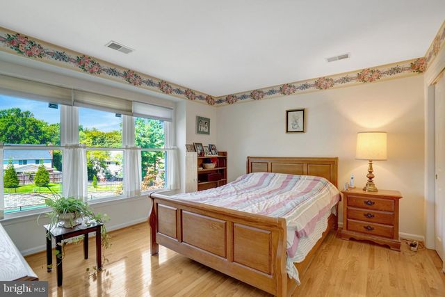 7520 WALNUT HILL LN, Falls Church, VA 22042