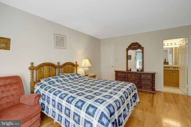7520 WALNUT HILL LN, Falls Church, VA 22042
