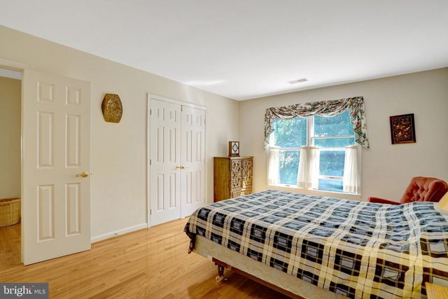 7520 WALNUT HILL LN, Falls Church, VA 22042