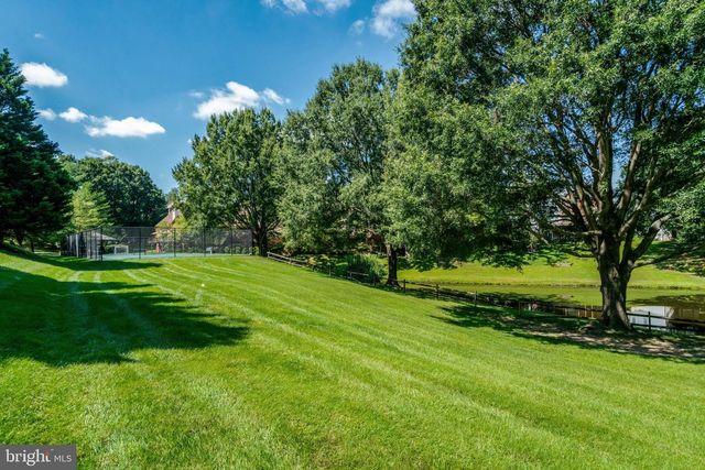 7520 WALNUT HILL LN, Falls Church, VA 22042